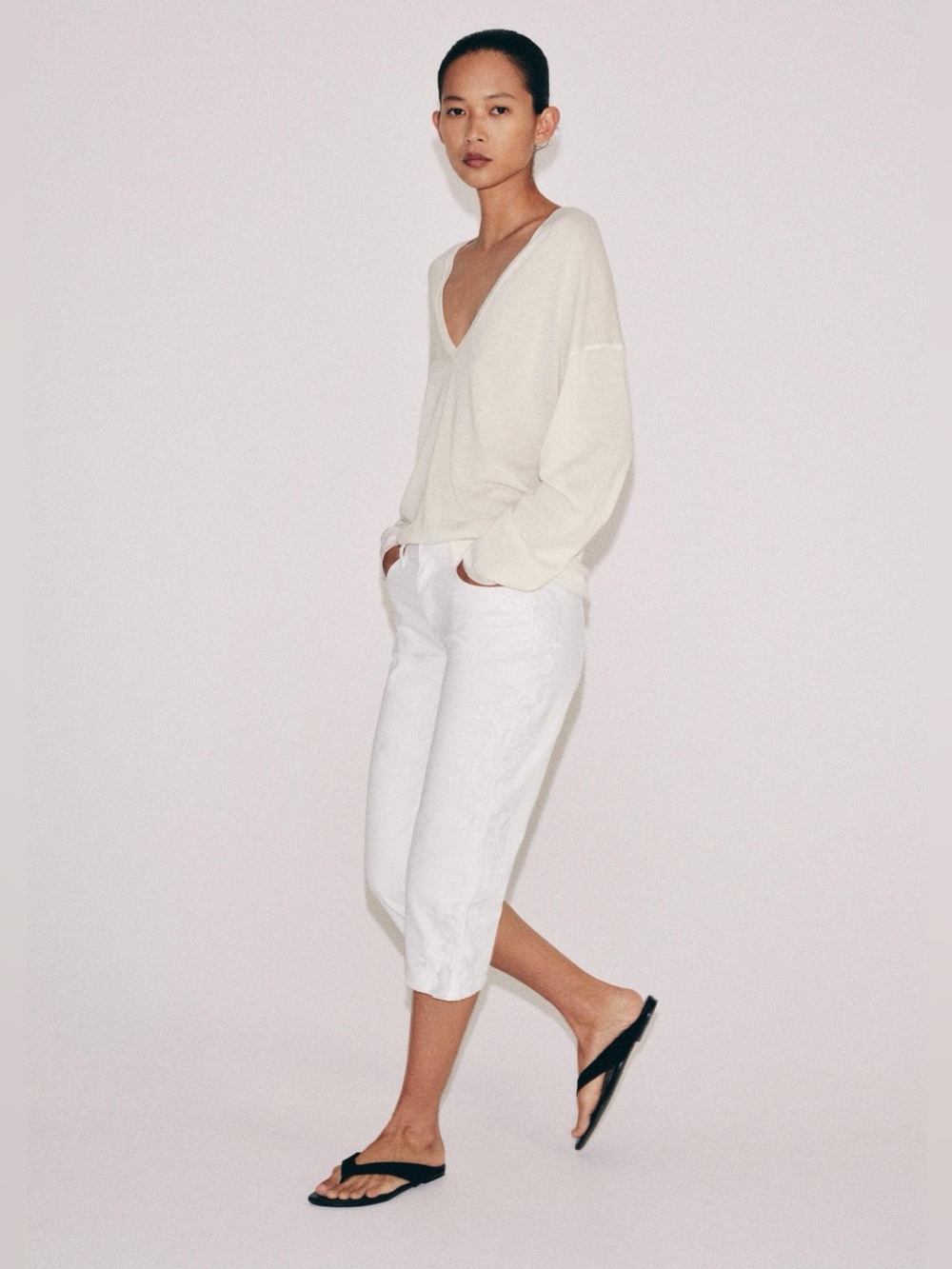NWT Zara Bloggers Fav ZW COLLECTION EMBROIDERED MID RISE CAPRI JEANS Size 10